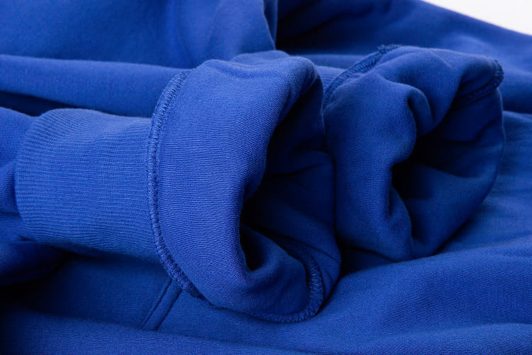Nahaufnahme der elastischen Rippbündchen am Ärmel des blauen The Gradual Hoodies.