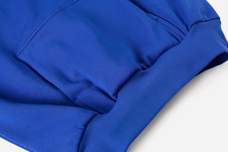Detailansicht der weichen, doppellagigen Kängurutasche des blauen The Gradual Hoodies.