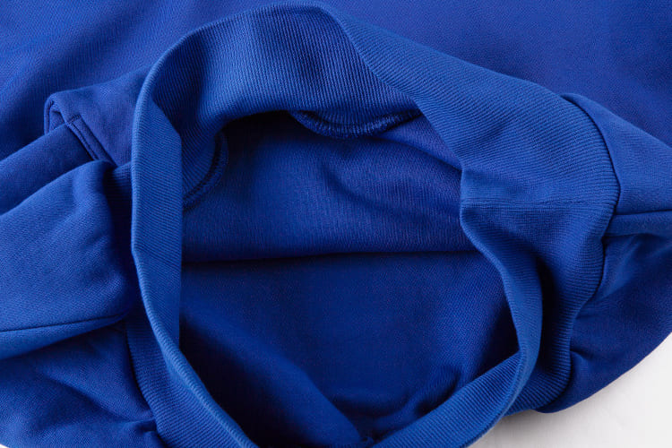 Detailansicht der hochwertigen, Nähten des blauen The Gradual Hoodies.