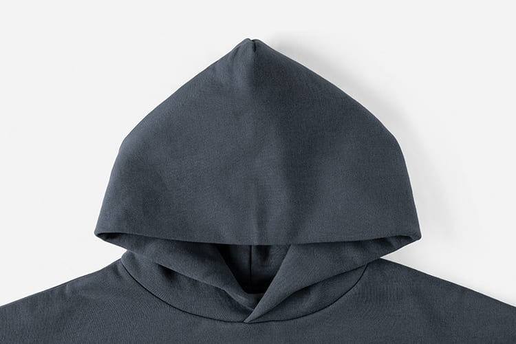 Detailaufnahme der tiefen, doppellagigen Kapuze des dunkelgrauen The Gradual Hoodies.