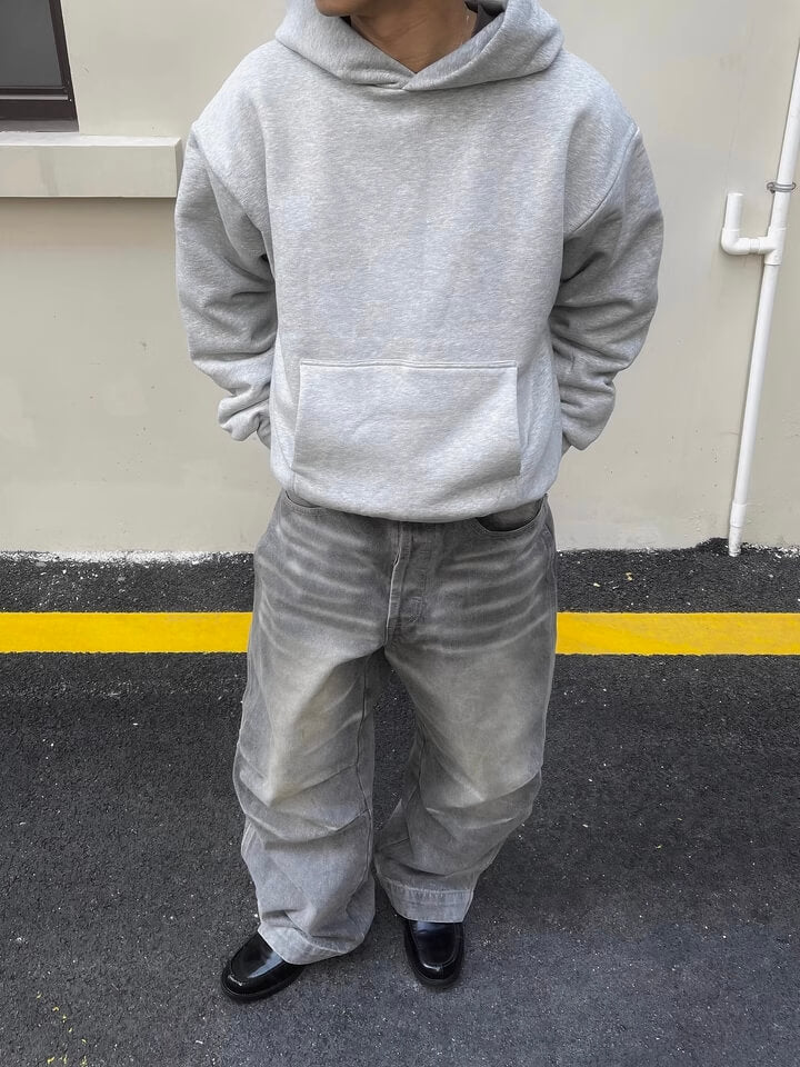 Nahaufnahme des dicken Stoffes und der robusten Naht des hellgrauen The Gradual Hoodies.