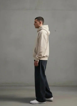 The Gradual Hoodie Beige - Model, Betonkulisse