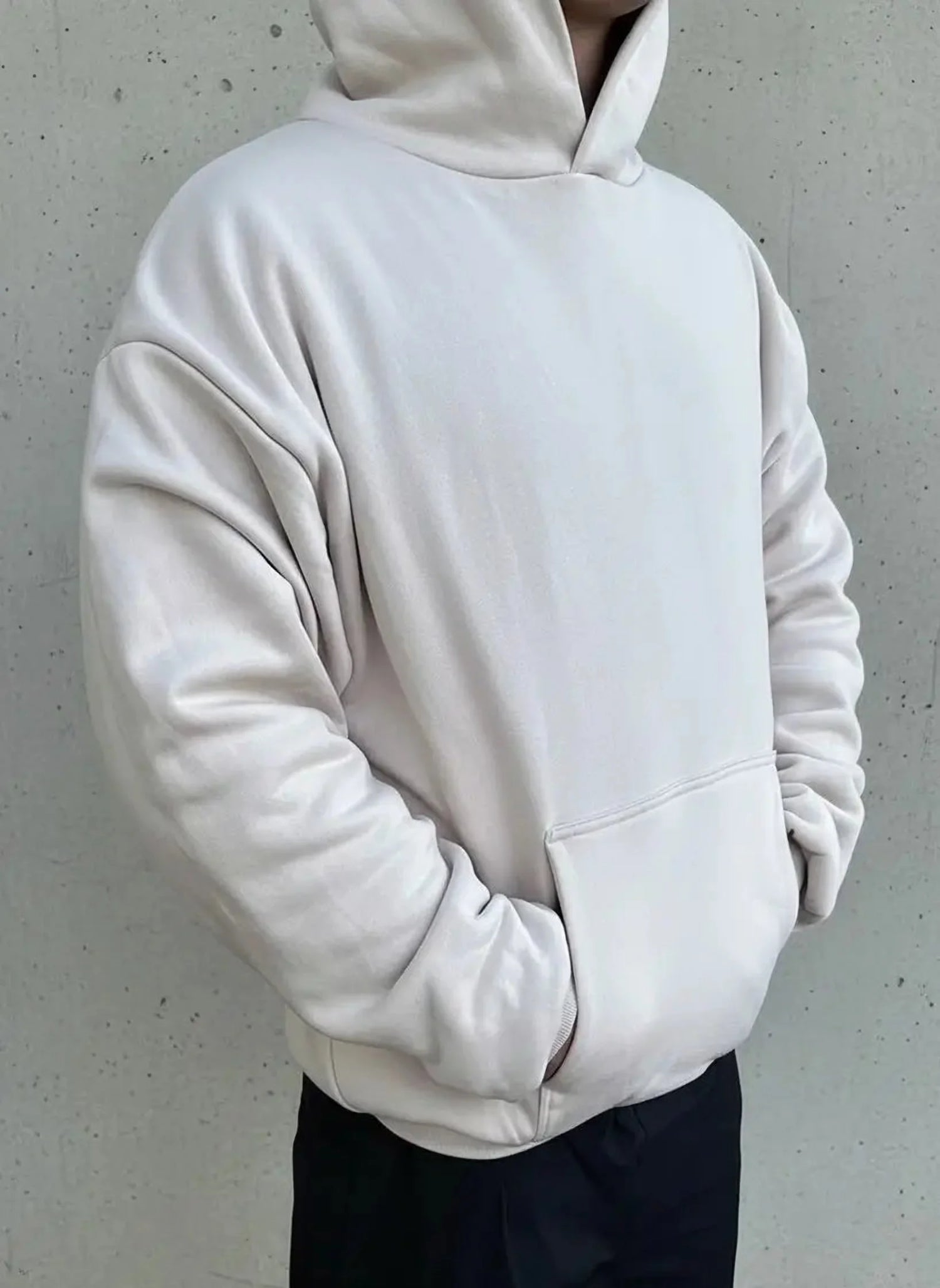 The Gradual Hoodie Beige - Model, Betonkulisse (3)
