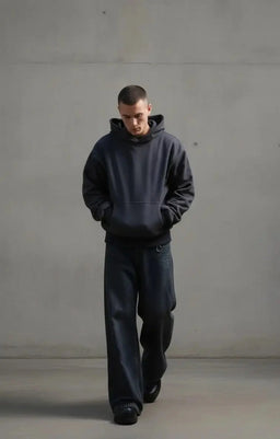 The Gradual Hoodie Dunkelgrau - Model, Betonkulisse