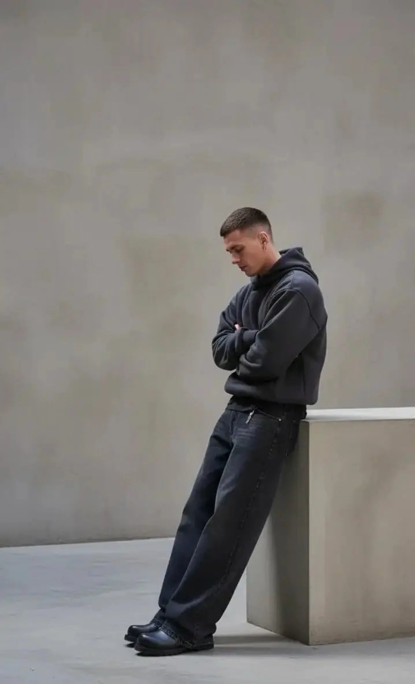 The Gradual Hoodie Dunkelgrau - Model, Betonkulisse (2)