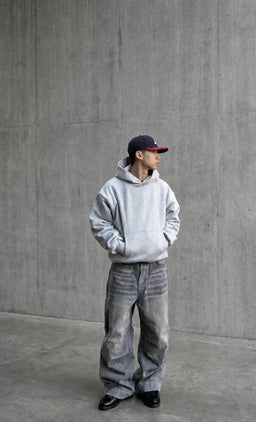 The Gradual Hoodie Hellgrau - Model, Betonkulisse
