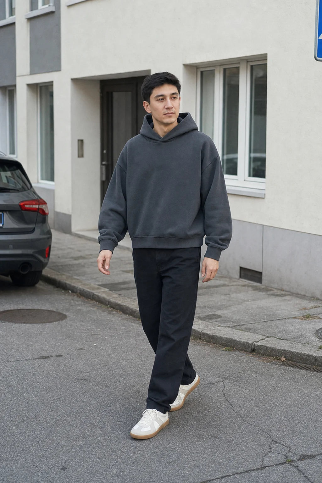 Alltags Essential Hoodie Dunkelgrau - Model, Streetstyle