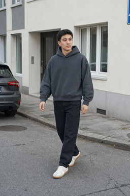 Alltags Essential Hoodie Dunkelgrau - Model, Streetstyle