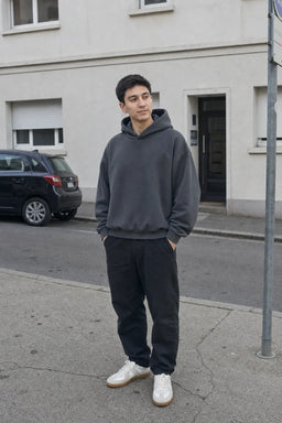 Alltags Essential Hoodie Dunkelgrau - Model, Streetstyle (2)