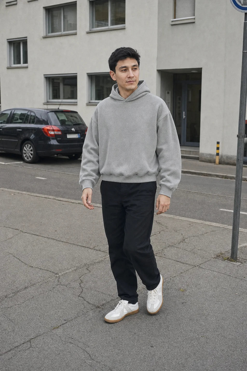 Alltags Essential Hoodie Grau - Model, Streetstyle