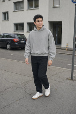 Alltags Essential Hoodie Grau - Model, Streetstyle