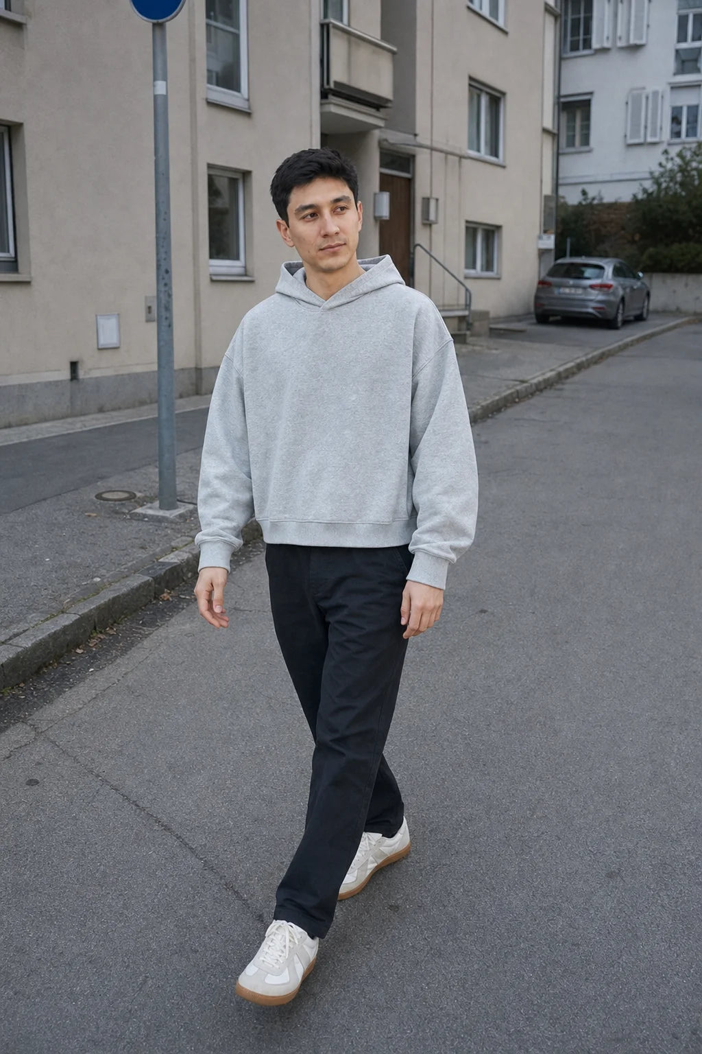 Alltags Essential Hoodie Hellgrau - Model, Streetstyle