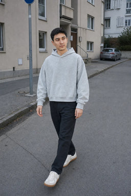 Alltags Essential Hoodie Hellgrau - Model, Streetstyle