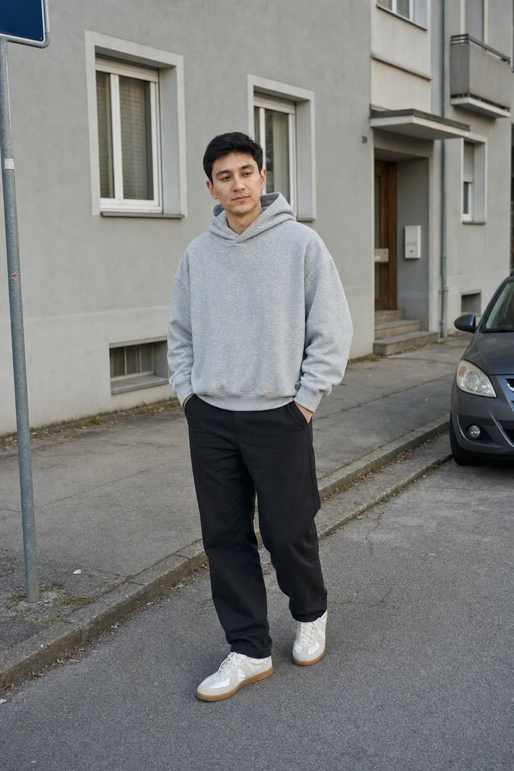 Alltags Essential Hoodie Hellgrau - Model, Streetstyle (2)