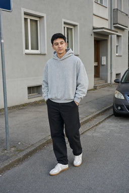 Alltags Essential Hoodie Hellgrau - Model, Streetstyle (2)