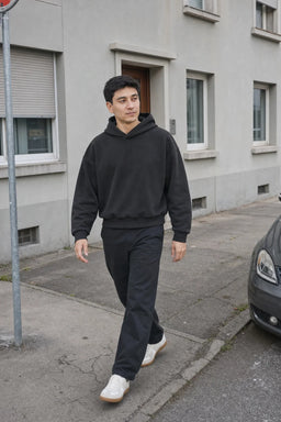 Alltags Essential Hoodie Schwarz - Model, Streetstyle