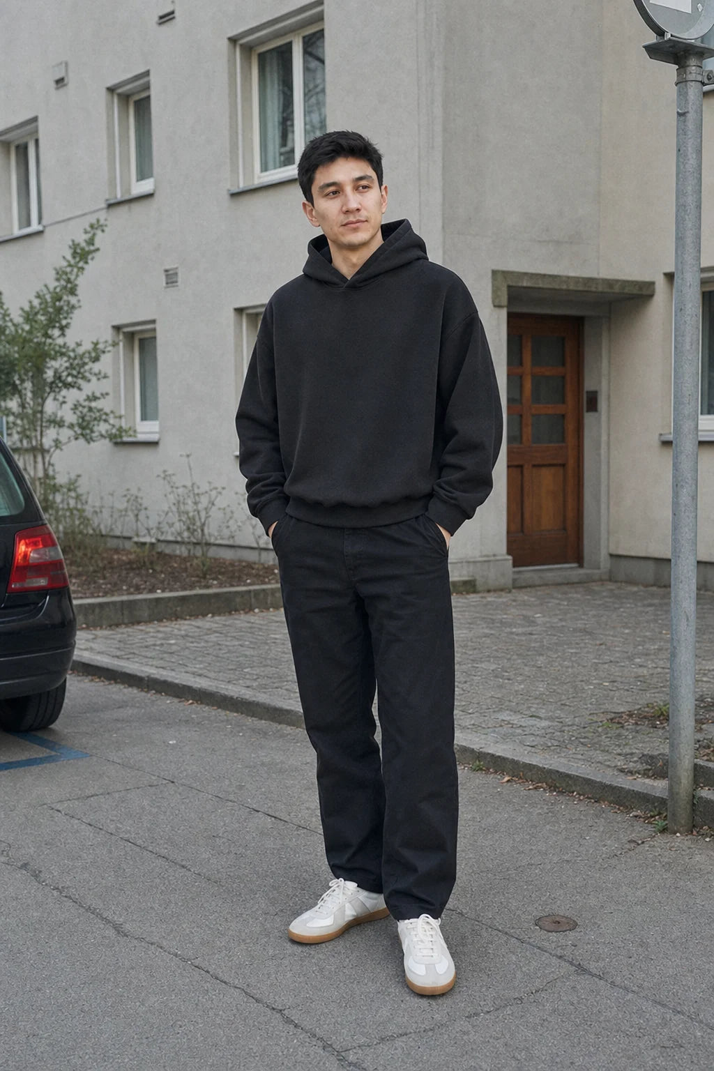 Alltags Essential Hoodie Schwarz - Model, Streetstyle (2)