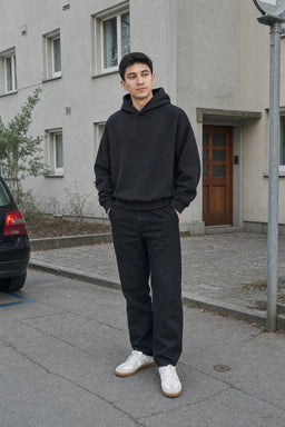 Alltags Essential Hoodie Schwarz - Model, Streetstyle (2)