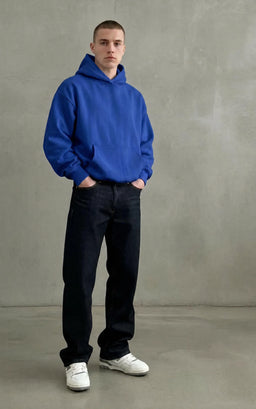 The Gradual Hoodie Blau - Model, Betonkulisse