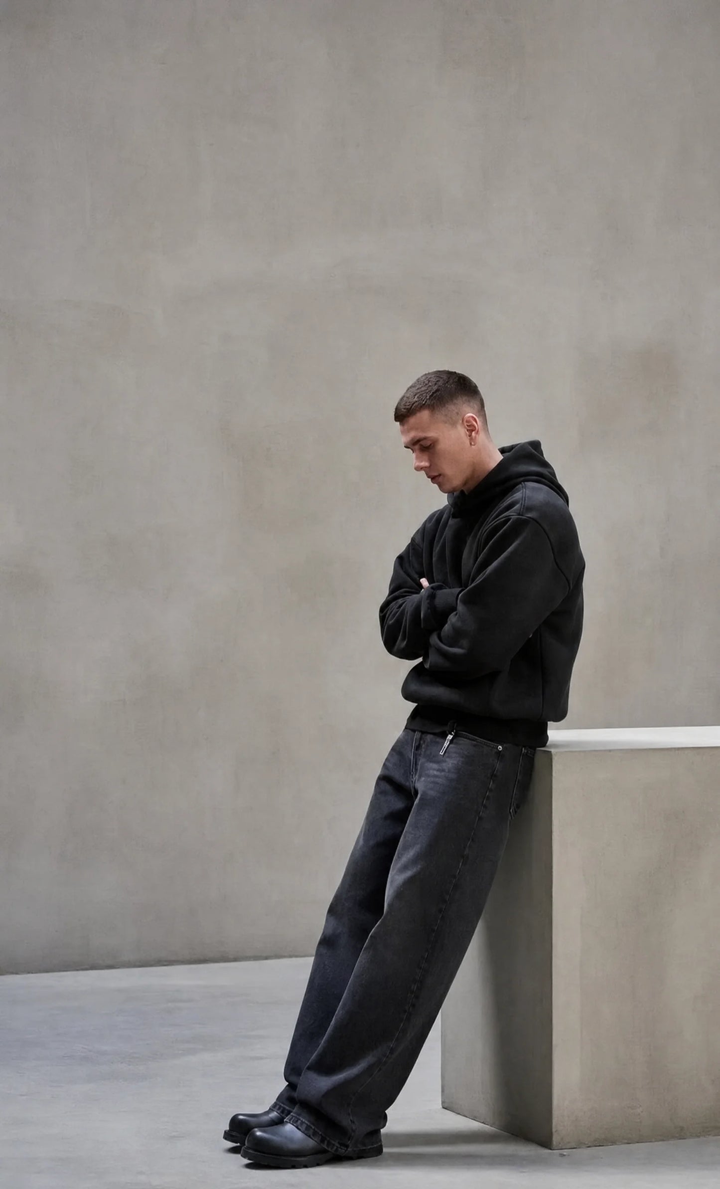 The Gradual Hoodie Schwarz - Model, Betonkulisse