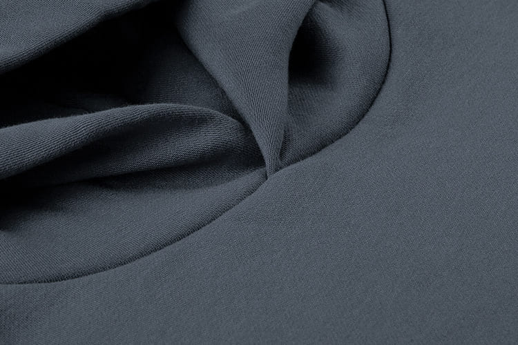 Detailaufnahme der hochwertigen Kapuze des dunkelgrauen The Gradual Hoodies.
