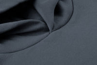 Detailaufnahme der hochwertigen Kapuze des dunkelgrauen The Gradual Hoodies.
