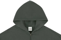 Heavyweight Zip-Up Olivgrün - Detail hohe doppellagige Kapuze mit gewebtem Label