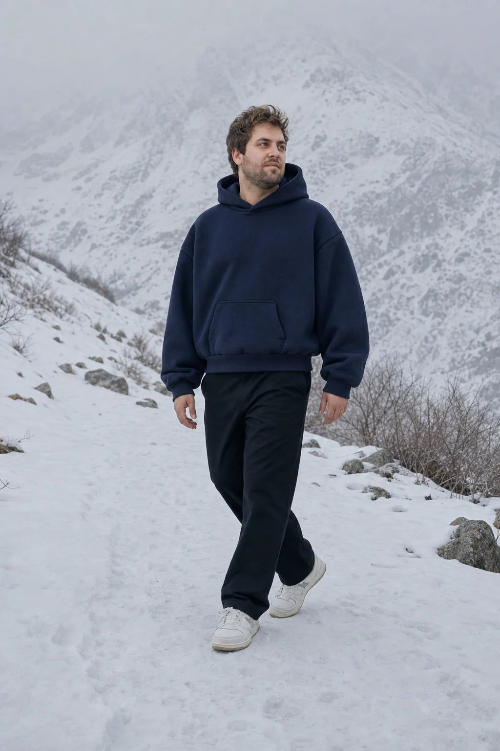 Zum Matterhorn Hoodie Dunkelblau - Model, Alpenkulisse
