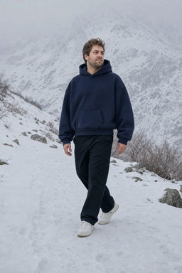 Zum Matterhorn Hoodie Dunkelblau - Model, Alpenkulisse
