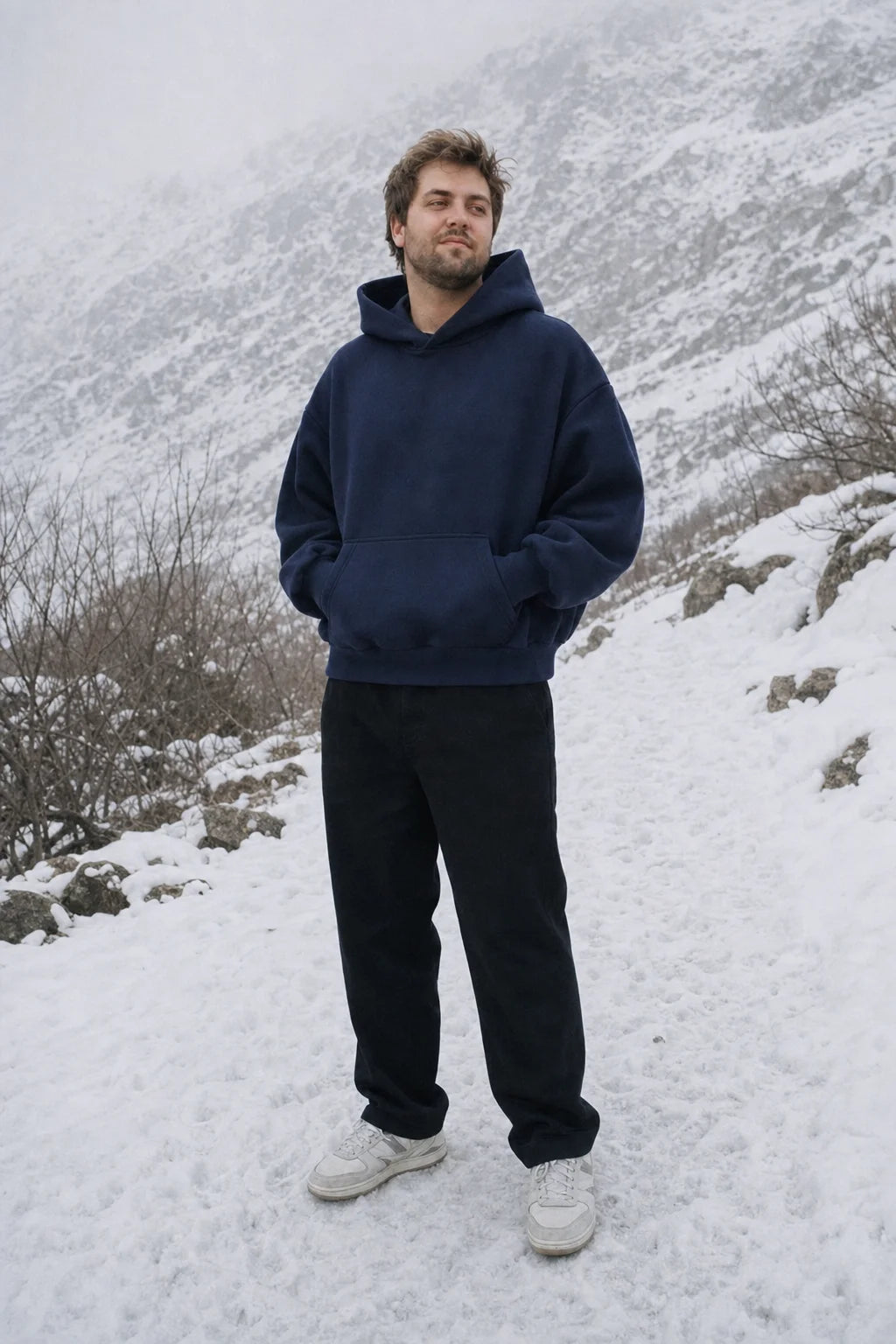 Zum Matterhorn Hoodie Dunkelblau - Model, Alpenkulisse (2)