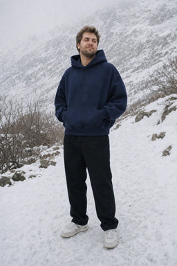 Zum Matterhorn Hoodie Dunkelblau - Model, Alpenkulisse (2)