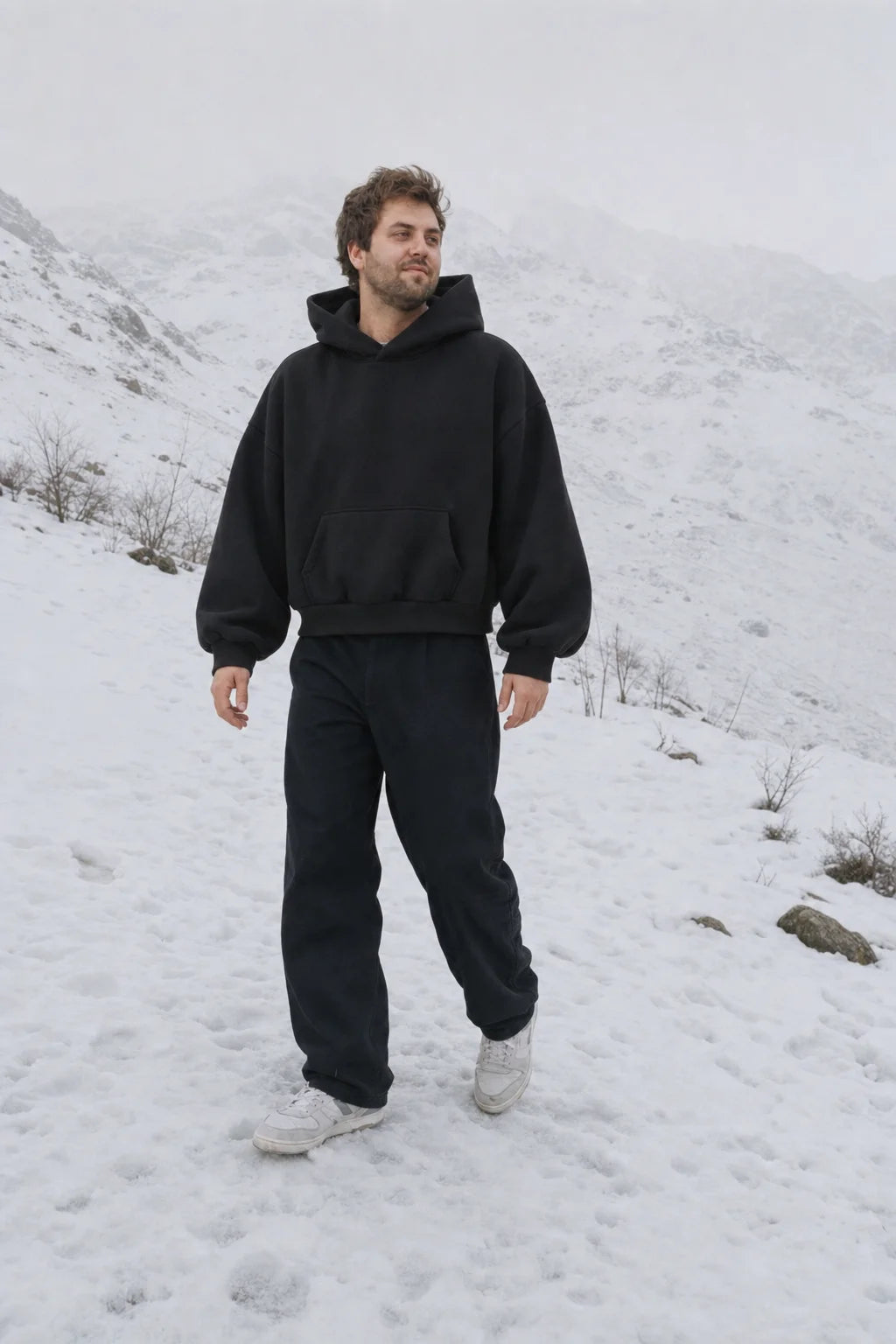 Zum Matterhorn Hoodie Schwarz - Model, Alpenkulisse