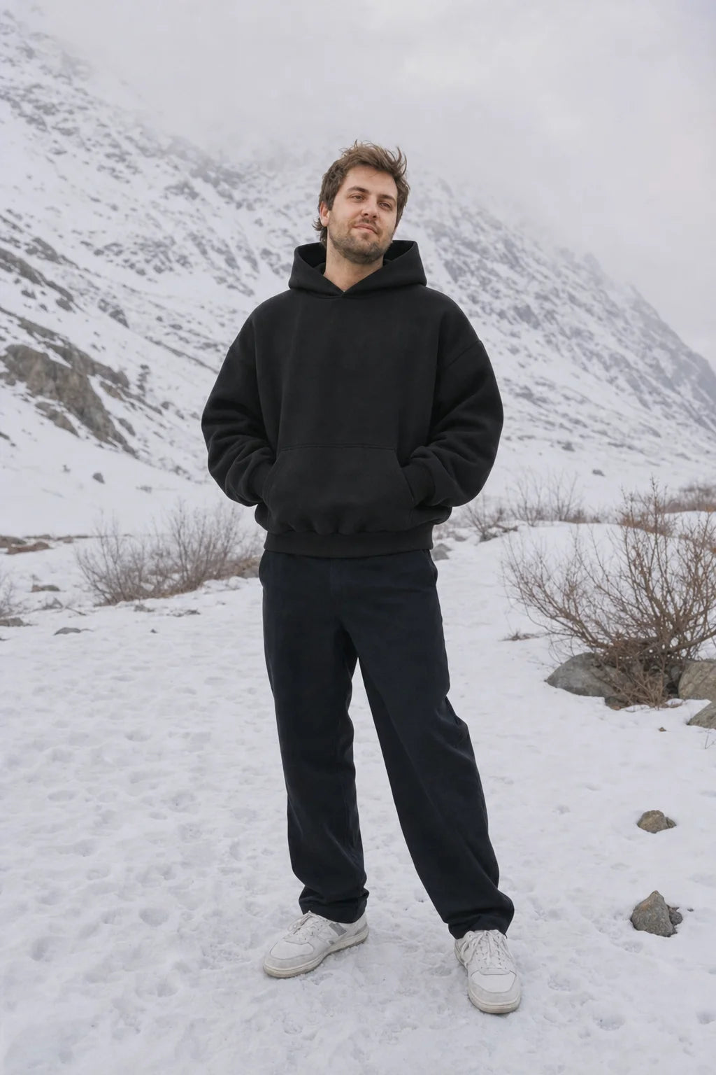 Zum Matterhorn Hoodie Schwarz - Model, Alpenkulisse (2)