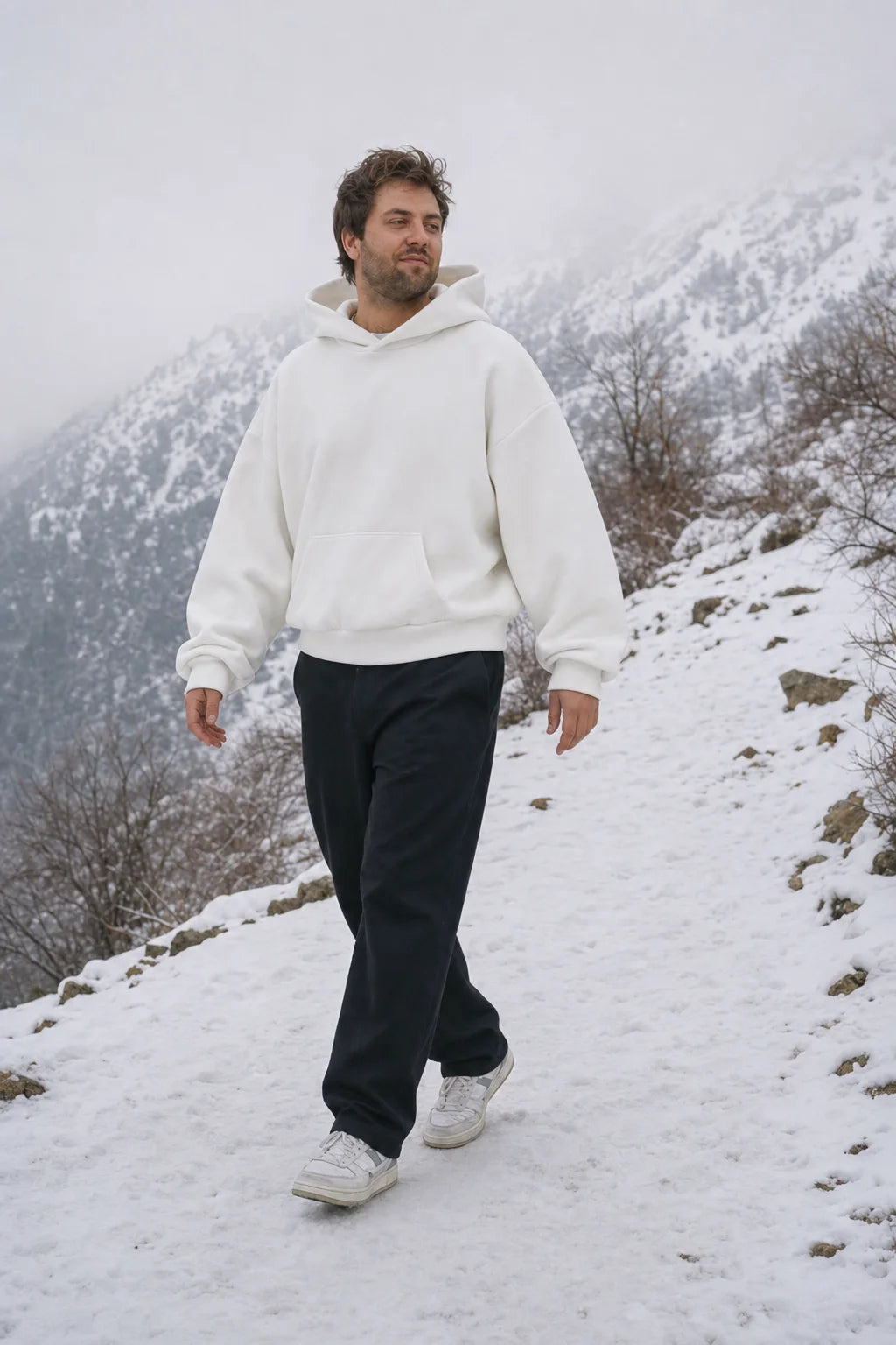Zum Matterhorn Hoodie Weiss - Model, Alpenkulisse