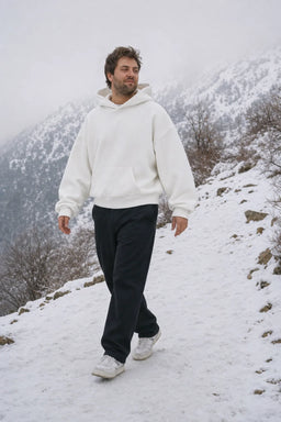 Zum Matterhorn Hoodie Weiss - Model, Alpenkulisse