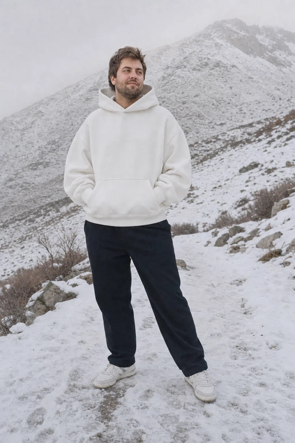 Zum Matterhorn Hoodie Weiss - Model, Alpenkulisse (2)