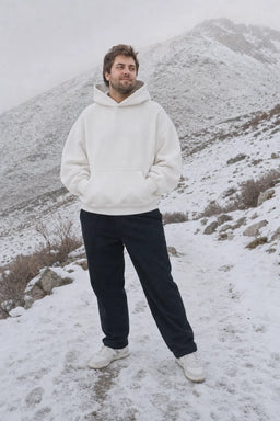 Zum Matterhorn Hoodie Weiss - Model, Alpenkulisse (2)
