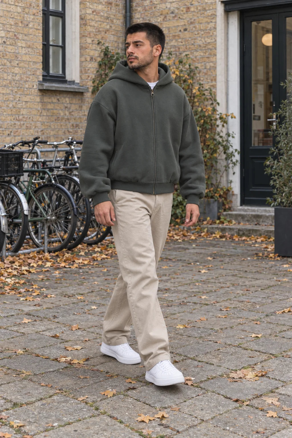Heavyweight Zip-Up Olivgrün - Model, Streetstyle